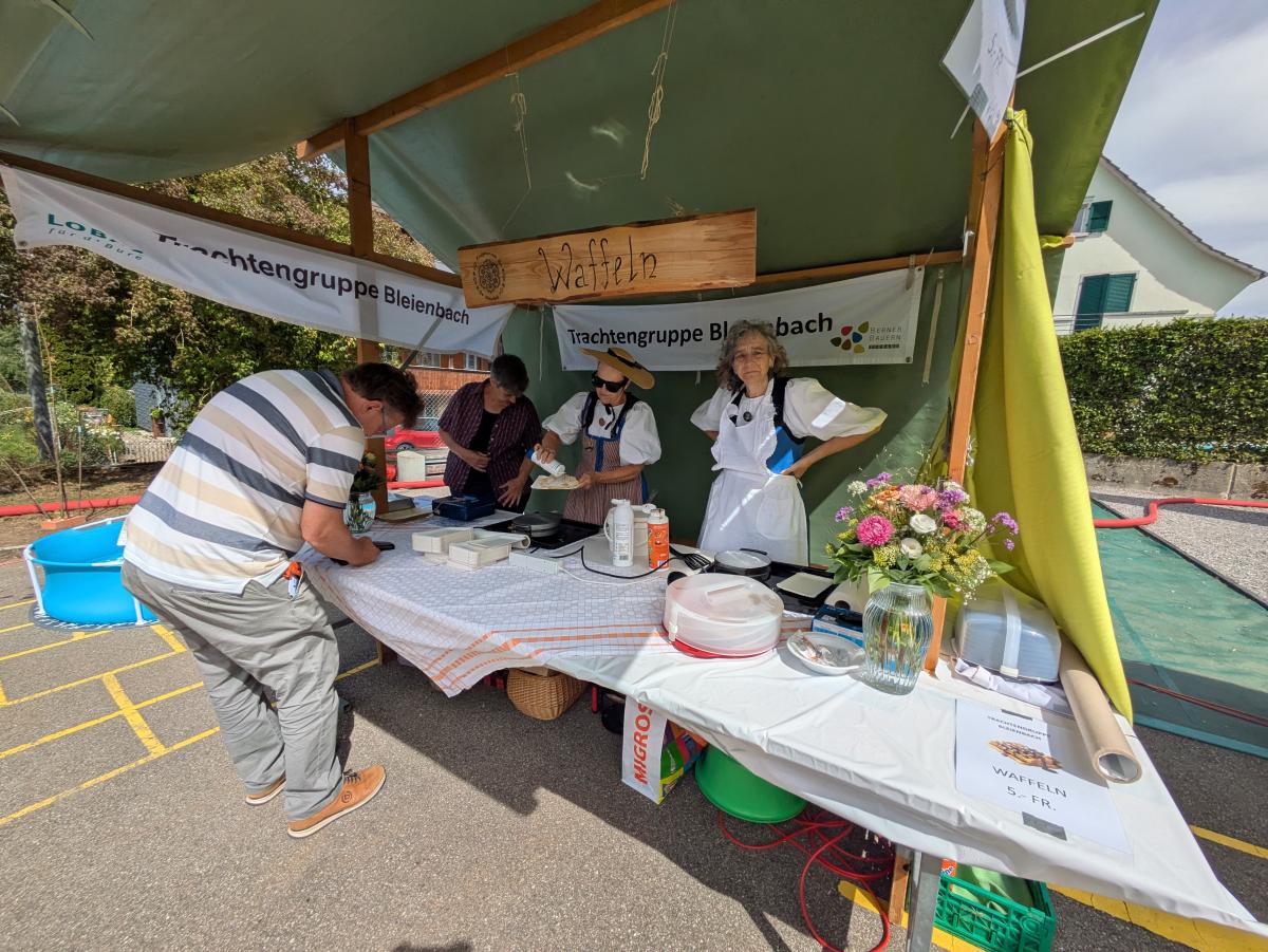 Leckere Waffeln beim Stand der Trachtengruppe