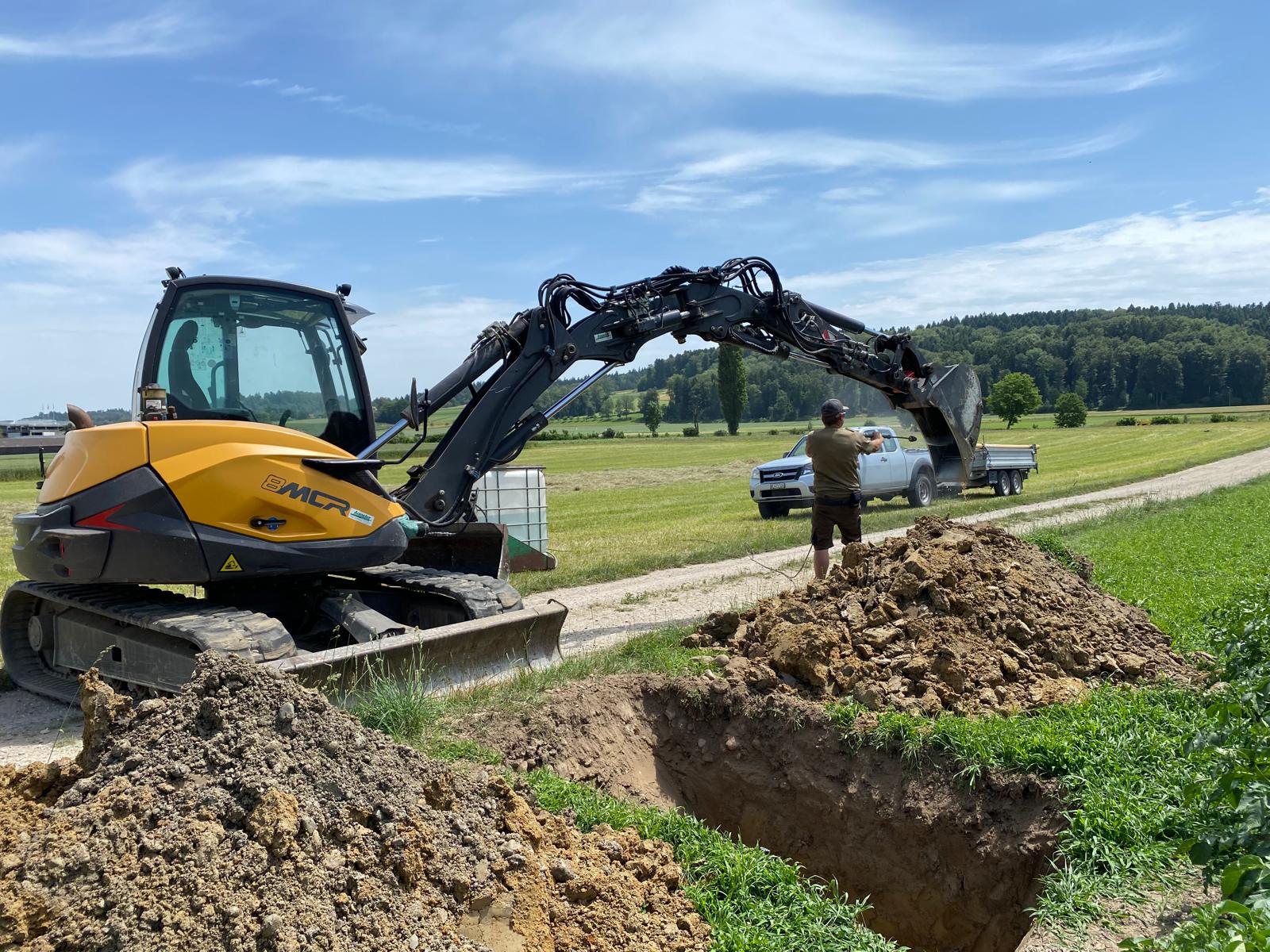 Bagger mit ausgehobenem viereckigen Loch